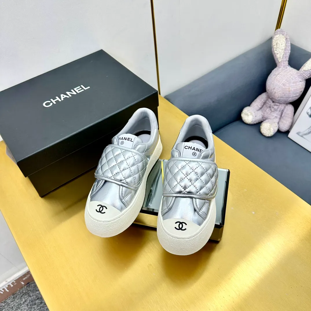 👟👟Ex-factory price 600👟👟 Chanel bread shoes ~ original calfskin panda shoes Chanel 25C latest hot style panda black and white sports shoes casual sneakers Xiaoxiang hot item classic black and white panda color coco girls must pay Fabric: original custom mixed sheepskin lining: original imported breathable mesh lining outsole: Original molded rubber + TPU combination Size: Women's 35-40